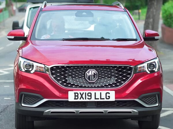 Mg ZS EV - Robert Llewellyn test drives the new MG ZS EV.