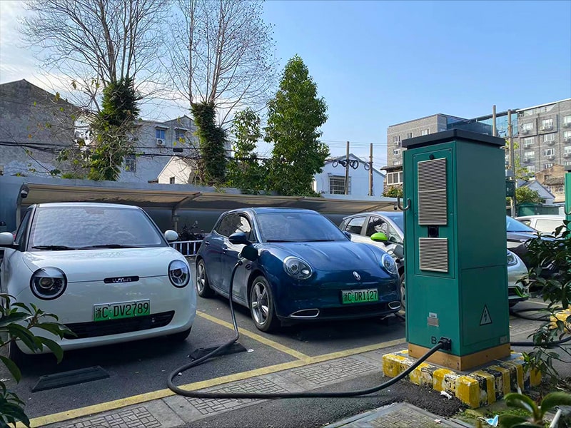 A Lumin and ORA charge up in the city centre on fast chargers