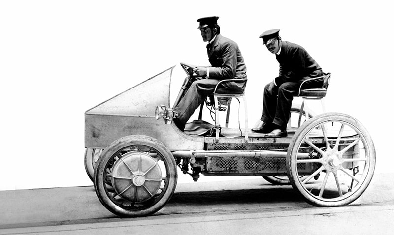 In 1898, Ferdinand Porsche designed the Egger-Lohner C.2 Phaeton. The vehicle was powered by an octagonal electric motor, and with three to five PS it reached a top speed of 25 km/h.